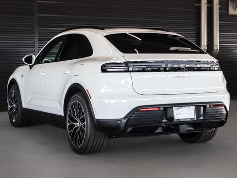 New 2026 Porsche Macan 4 Electric image 3