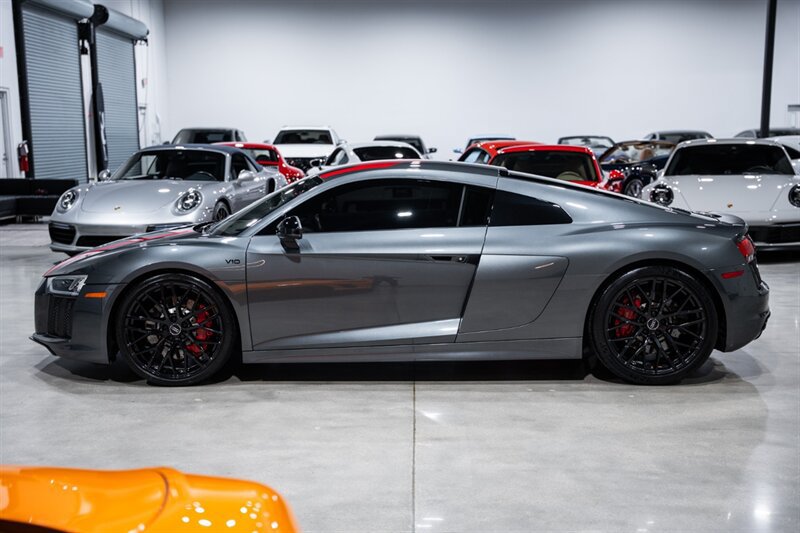 Used 2018 Audi R8 V10 RWD image 3