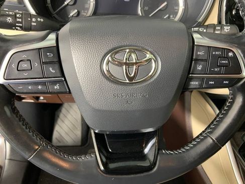 Used 2021 Toyota Highlander Limited FWD image 32