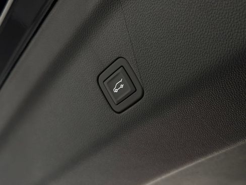 Used 2025 Chevrolet Suburban High Country AWD/4WD image 10