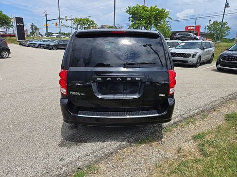 Used 2016 Dodge Grand Caravan SE FWD image 4