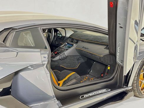 Used 2020 Lamborghini Aventador SVJ AWD/4WD image 25