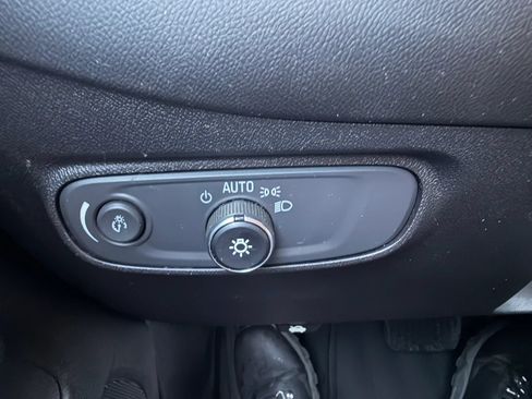 Used 2018 Chevrolet Equinox LT FWD image 17