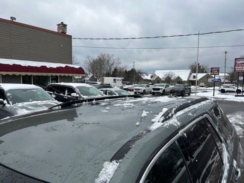 Used 2023 Chevrolet Traverse LT image 12