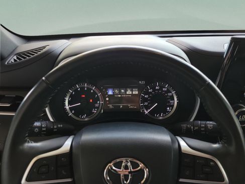 Used 2023 Toyota Highlander XSE FWD image 15