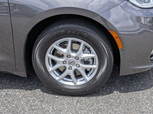 Certified 2022 Chrysler Pacifica Touring-L w/ Uconnect Theater Family Group FWD image 10