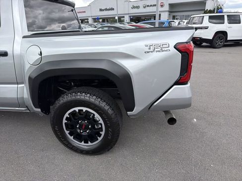Used 2025 Toyota Tacoma TRD Off-Road AWD/4WD image 9