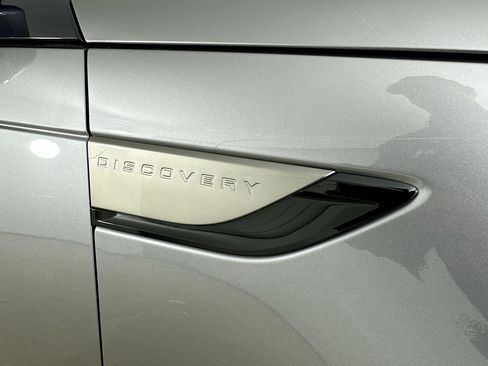 Used 2020 Land Rover Discovery SE image 9