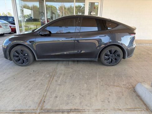 Used 2025 Tesla Model Y Long Range RWD image 6