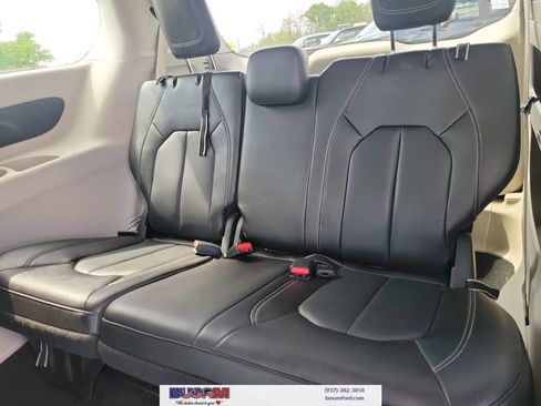 Used 2023 Chrysler Pacifica Touring-L FWD image 11