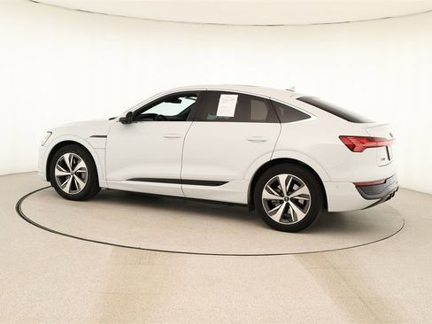 Used 2024 Audi Q8 e-tron Premium Plus image 3