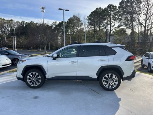 Used 2021 Toyota RAV4 XLE Premium image 7