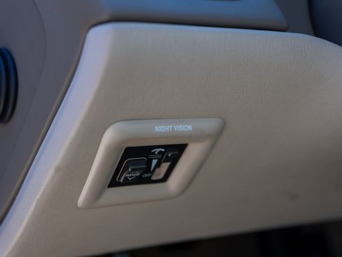 Used 2000 Cadillac De Ville DTS w/ Comfort/Convenience Pkg image 41