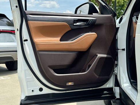 Used 2021 Toyota Highlander Platinum image 12