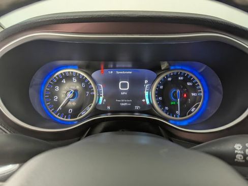 Used 2017 Chrysler Pacifica Limited FWD image 12