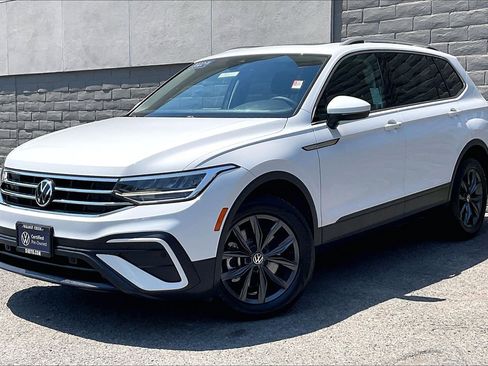 Certified 2022 Volkswagen Tiguan SE w/ Panoramic Sunroof Package AWD/4WD image 12