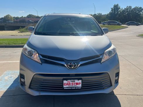 Used 2019 Toyota Sienna XLE image 3