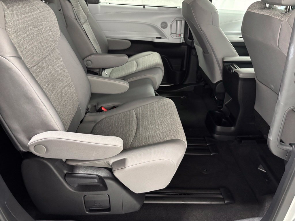 Used 2026 Toyota Sienna LE FWD image 59