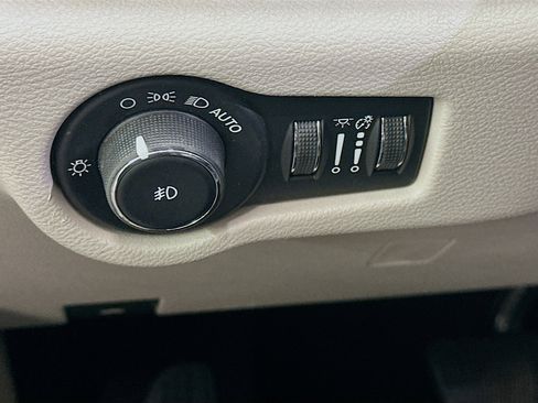 Used 2020 Chrysler Pacifica Touring-L FWD image 17