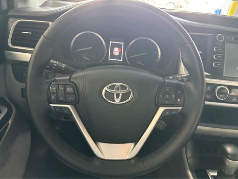 Used 2019 Toyota Highlander XLE AWD/4WD image 16