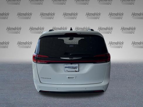 Used 2026 Chrysler Pacifica Pinnacle FWD image 8