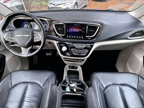 Used 2017 Chrysler Pacifica Touring-L image 13