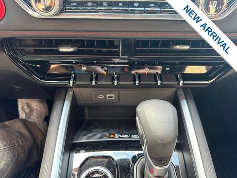Used 2024 Chevrolet Colorado Z71 w/ Z71 Convenience Package 2 AWD/4WD image 24