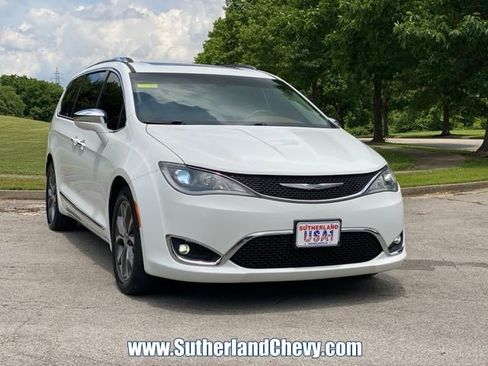 Used 2017 Chrysler Pacifica Limited FWD image 9
