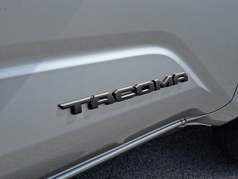 Certified 2025 Toyota Tacoma SR5 AWD/4WD image 30