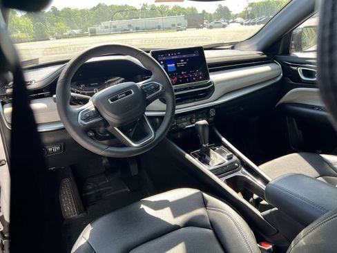 Certified 2025 Jeep Compass Limited AWD/4WD image 17