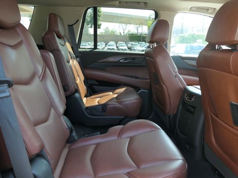 Used 2019 Cadillac Escalade Premium Luxury w/ Escalade Sport Edition image 22