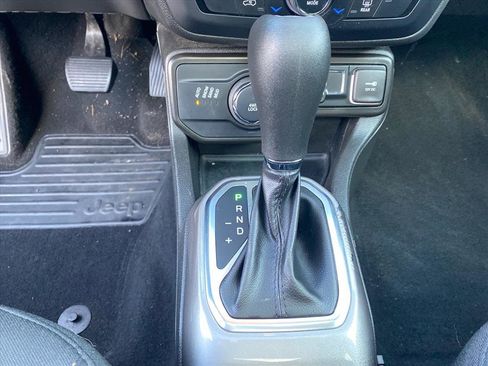 Used 2022 Jeep Renegade Latitude w/ Sun/Sound Group AWD/4WD image 12