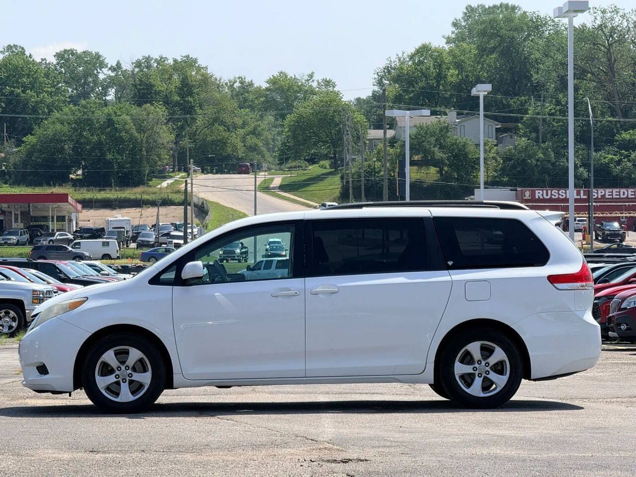 Used 2011 Toyota Sienna LE w/ Towing Pkg FWD image 3