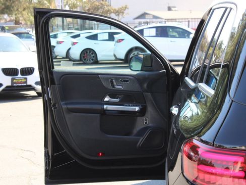 Used 2025 Mercedes-Benz GLB 250 4MATIC image 7