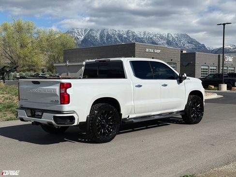 Used 2019 Chevrolet Silverado 1500 High Country w/ Technology Package AWD/4WD image 9