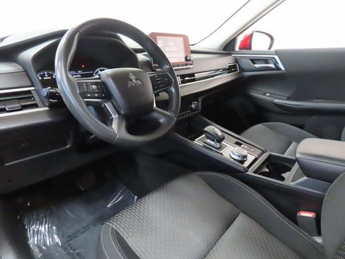 Used 2023 Mitsubishi Outlander ES image 8