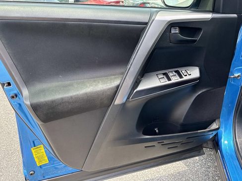 Used 2018 Toyota RAV4 LE FWD image 22