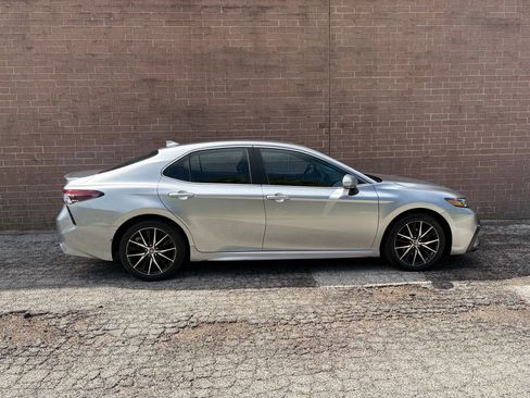 Used 2024 Toyota Camry SE FWD image 7