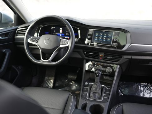 Used 2022 Volkswagen Jetta SE w/ Panoramic Sunroof Package image 26