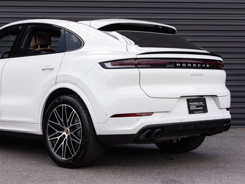 Certified 2025 Porsche Cayenne Coupe AWD/4WD image 11