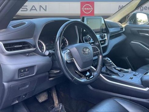 Used 2023 Toyota Highlander XSE FWD image 17