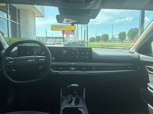 Used 2025 Kia K4 LXS image 32