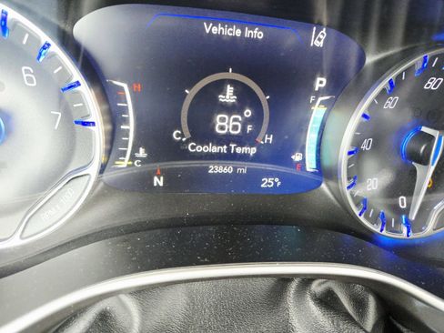 Used 2024 Chrysler Pacifica Touring-L image 27