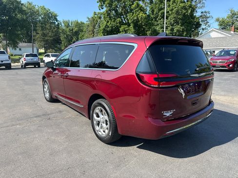 Used 2023 Chrysler Pacifica Limited w/ Uconnect Theater Family Group AWD/4WD image 5