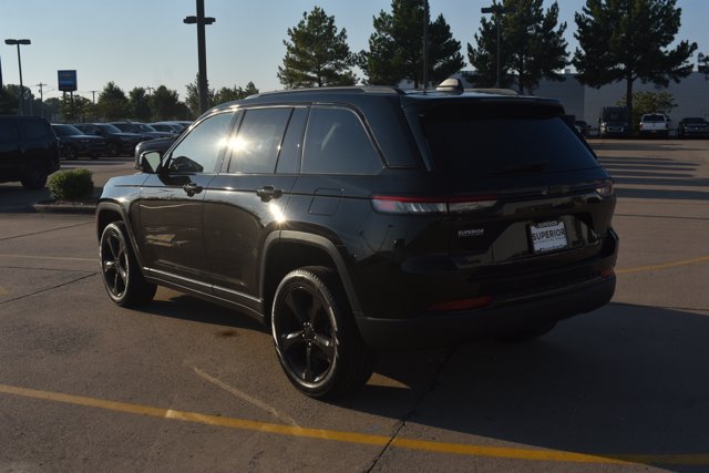 Used 2023 Jeep Grand Cherokee Limited w/ Black Appearance Package AWD/4WD image 9