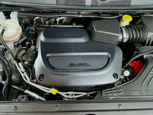 Used 2025 Chrysler Pacifica Limited image 40