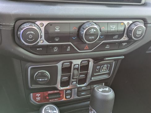 Used 2025 Jeep Wrangler Unlimited Rubicon image 15