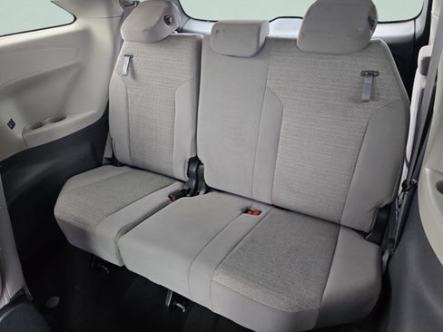 Used 2023 Toyota Sienna LE FWD image 27