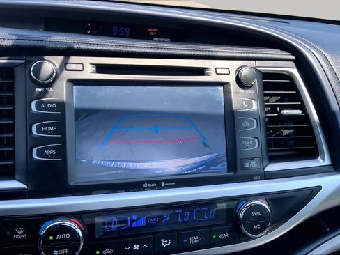Used 2015 Toyota Highlander XLE FWD image 25