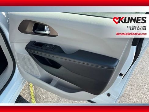Used 2023 Chrysler Voyager LX FWD image 21